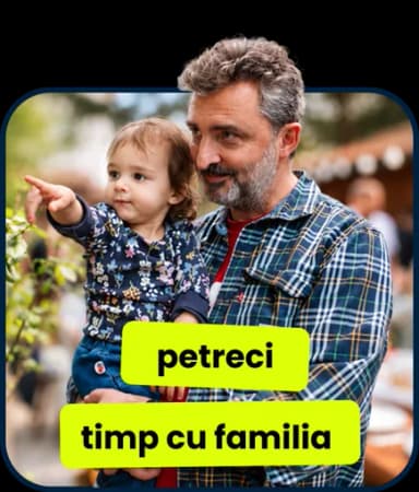 Un tată ține în brațe un copil mic care arată cu degetul: „petreci timp cu familia”